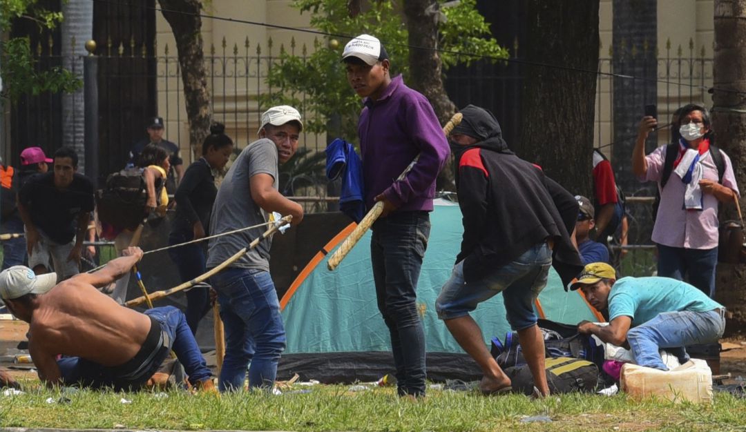 Campesinos e indígenas durante las protestas en el Congreso de Paraguay. Campesinos e indígenas durante las protestas en el Congreso de Paraguay.