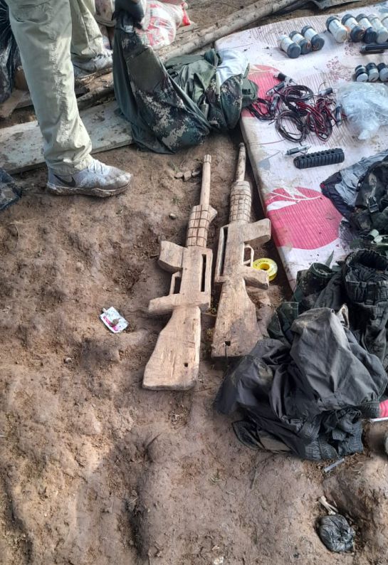 En Ecuador, en la provincia de Sucumbíos, estaba un centro de entranamiento militar de las disidencias armadas para adoctrinar menores de edad reclutados forzadamente. En Ecuador, en la provincia de Sucumbíos, estaba un centro de entranamiento militar de las disidencias armadas para adoctrinar menores de edad reclutados forzadamente.