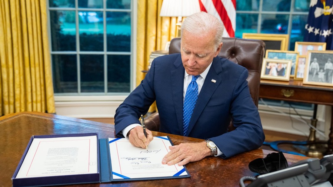 Biden convierte en ley, medida provisional del Congreso para evitar cierre