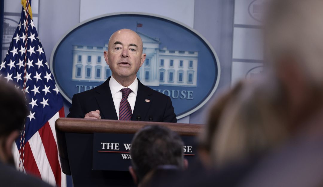 Según una nueva pauta de DHS, solo serán deportados quienes representen una amenaza para la seguridad nacional y pública el país. Según una nueva pauta de DHS, solo serán deportados quienes representen una amenaza para la seguridad nacional y pública el país.