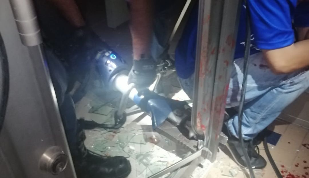 Rescatan a ladrón quedó atrapado en una puerta Rescatan a ladrón quedó atrapado en una puerta