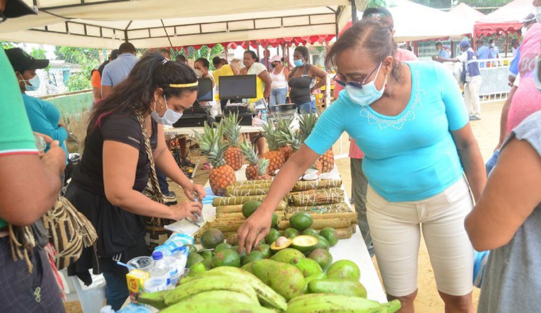En esta plaza móvil de Cartagena se vendieron 10 toneladas de alimentos. En esta plaza móvil de Cartagena se vendieron 10 toneladas de alimentos.