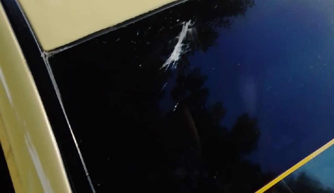 Los sujetos también lograron hurtarle dos teléfonos celulares y le partieron el vidrio panorámico del automotor que conducía Los sujetos también lograron hurtarle dos teléfonos celulares y le partieron el vidrio panorámico del automotor que conducía