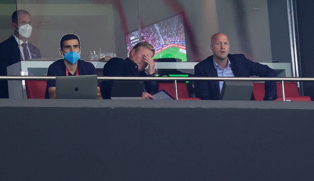 Ronald Koeman se lamenta en las tribunas del Wanda Metropolitano. Ronald Koeman se lamenta en las tribunas del Wanda Metropolitano.