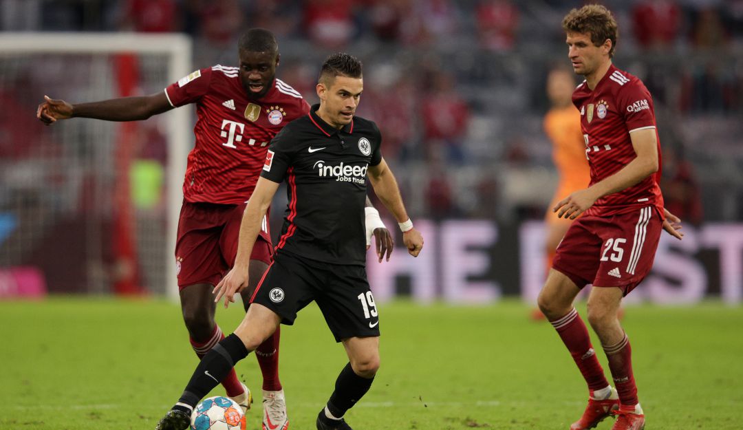 Rafael Santos Borré disputó su primer partido en el Allianz Arena ante el Bayern Múnich. Rafael Santos Borré disputó su primer partido en el Allianz Arena ante el Bayern Múnich.