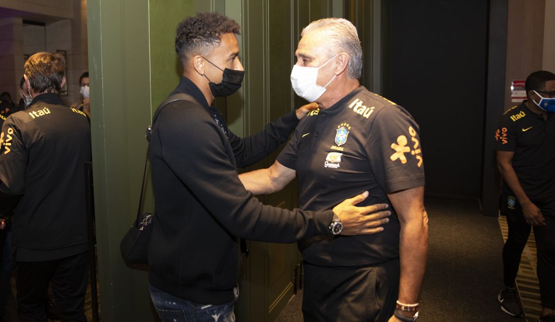 'Tite', DT de Brasil, saluda a Danilo en su llegada a la concentración en Bogotá. 'Tite', DT de Brasil, saluda a Danilo en su llegada a la concentración en Bogotá.