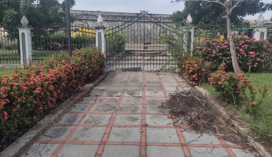 Este símbolo espacio ubicado en El Cabrero, necesita una pronta intervención en jardinería, pintura y reparación de bancas Este símbolo espacio ubicado en El Cabrero, necesita una pronta intervención en jardinería, pintura y reparación de bancas