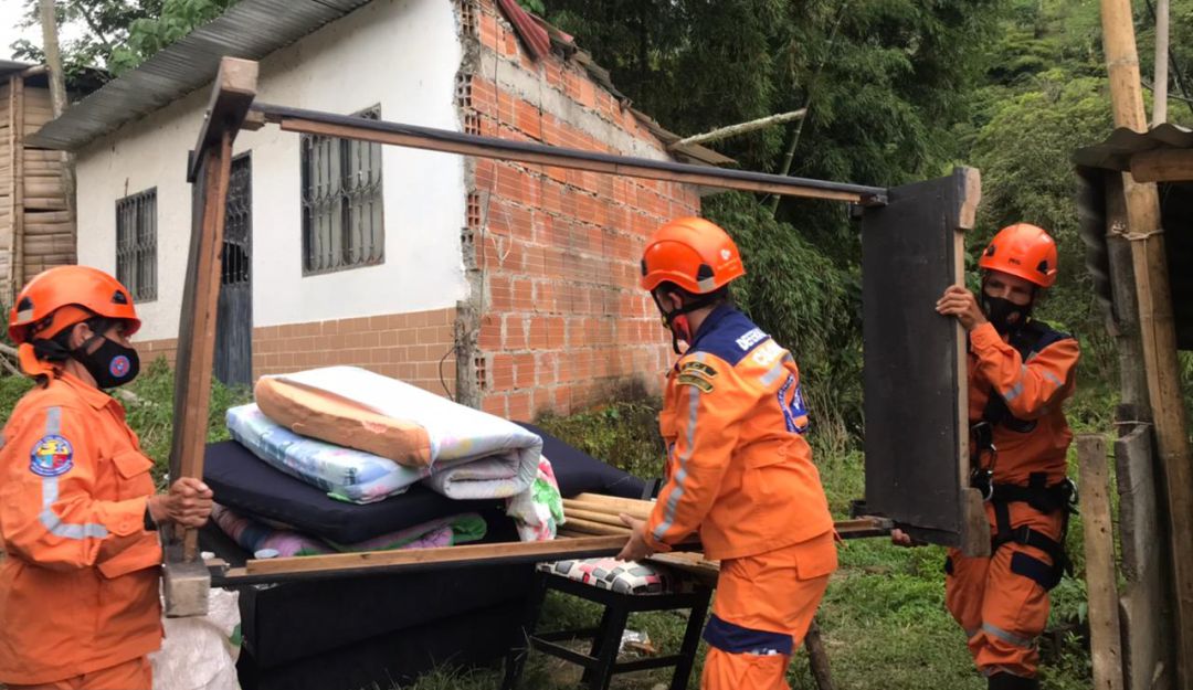 Organismos de socorro ordenaron a decenas de familias evacuar sus viviendas Organismos de socorro ordenaron a decenas de familias evacuar sus viviendas