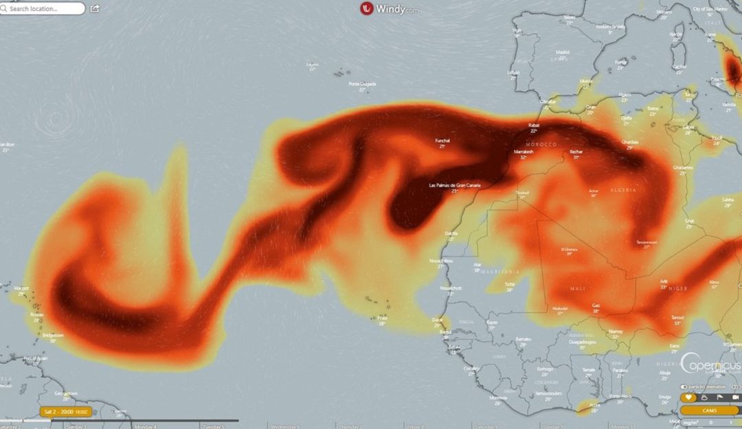 Nube de Dióxido de Azufre emitida por el volcán Cumbre Vieja mezclada con el polvo del Sahara cruzando el Océano Atlántico. Nube de Dióxido de Azufre emitida por el volcán Cumbre Vieja mezclada con el polvo del Sahara cruzando el Océano Atlántico.