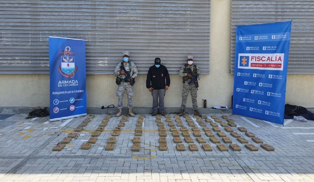 El vehículo había sido abandonado en una calle del barrio El Zapatero. El alijo estaba camuflado en 40 bultos de cemento gris El vehículo había sido abandonado en una calle del barrio El Zapatero. El alijo estaba camuflado en 40 bultos de cemento gris
