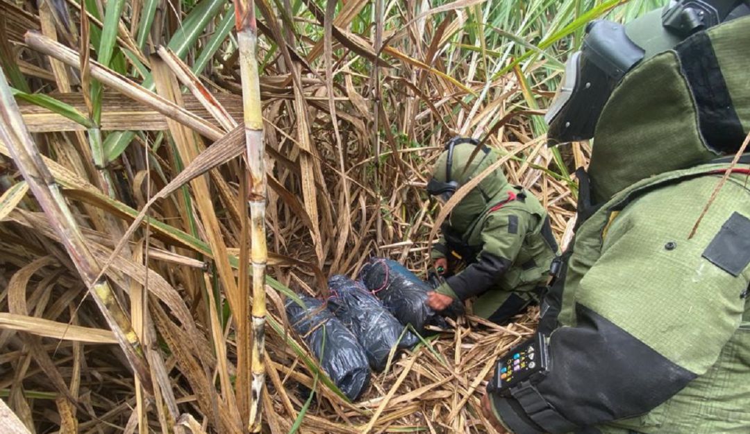 El Ejército ubicaron tres cilindros de 40 libras cargados con explosivos. El Ejército ubicaron tres cilindros de 40 libras cargados con explosivos.