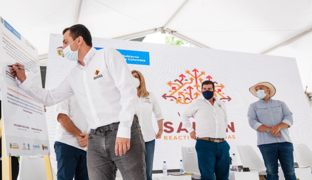 Firma del convenio para el desarrollo del programa ‘Vías del Samán’. Firma del convenio para el desarrollo del programa ‘Vías del Samán’.