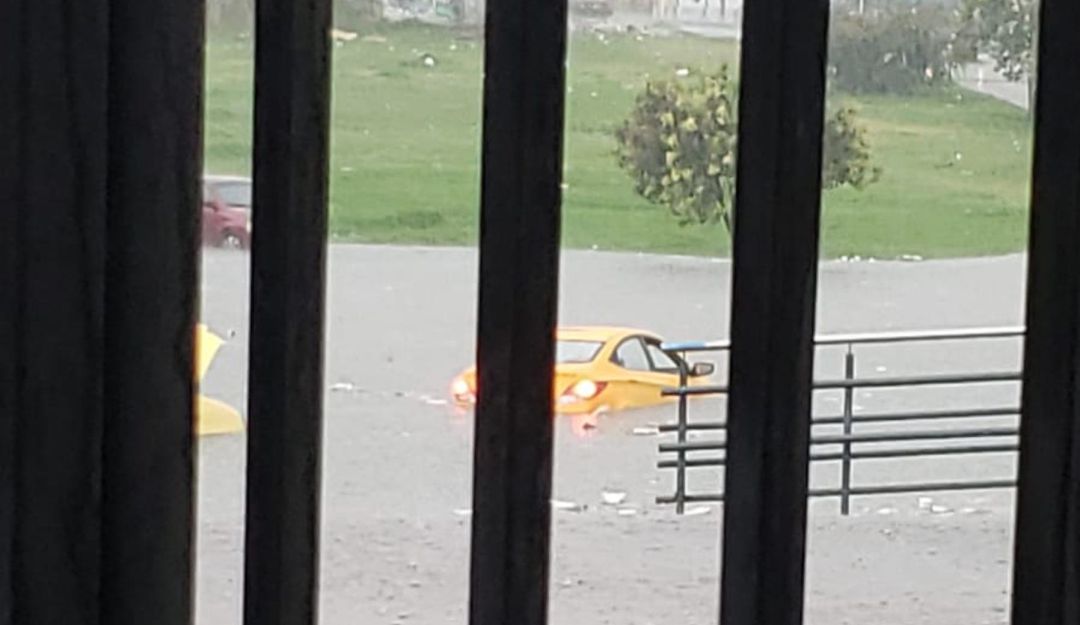 Fuertes lluvias dejan inundaciones y vehículos atrapados en Bogotá Fuertes lluvias dejan inundaciones y vehículos atrapados en Bogotá
