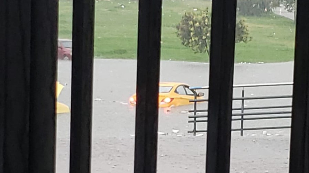Fuertes lluvias dejan inundaciones y vehículos atrapados en Bogotá