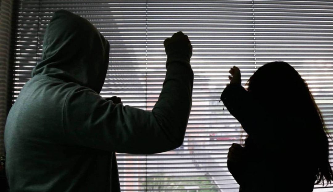 Casa por cárcel a hombre que quemó a su pareja por negarse a lavar loza Casa por cárcel a hombre que quemó a su pareja por negarse a lavar loza