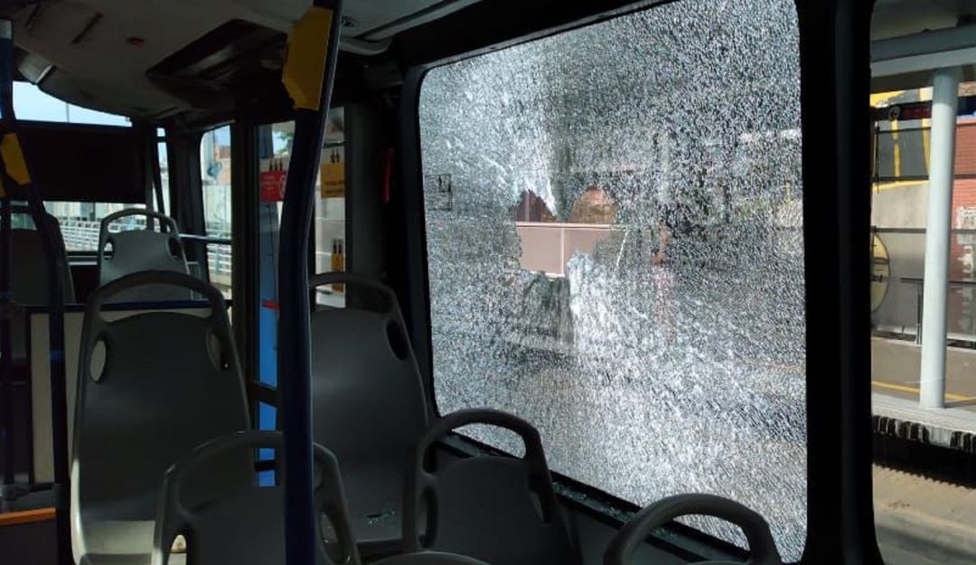 Estos actos de vandalismo al Sistema han dejado tres usuarios heridos (2 mujeres y 1 hombre) por las piedras y los vidrios. Las heridas han sido en sus rostros y comprometen sus ojos. Estos actos de vandalismo al Sistema han dejado tres usuarios heridos (2 mujeres y 1 hombre) por las piedras y los vidrios. Las heridas han sido en sus rostros y comprometen sus ojos.