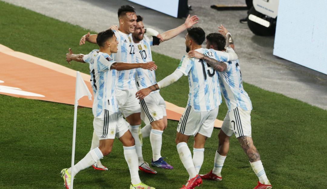Los jugadores de Argentina festejan una de las tres anotaciones de la noche. Los jugadores de Argentina festejan una de las tres anotaciones de la noche.