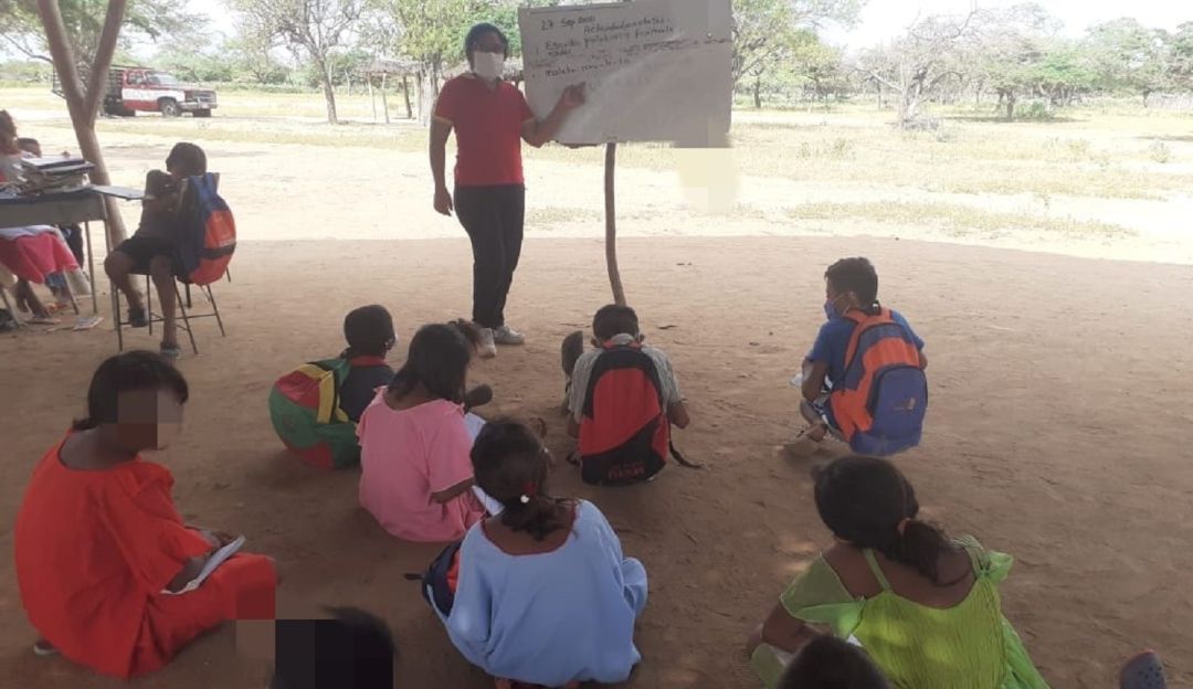 Niños recibiendo clases en el suelo Niños recibiendo clases en el suelo