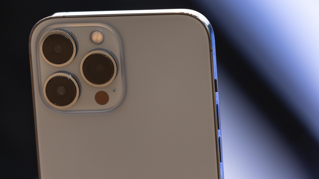 Estudiante de ingeniería modifica iPhone con puerto USB-C