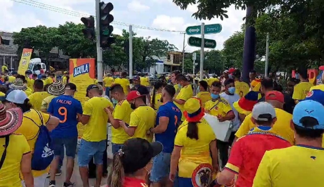 Filas para ingresar al Estadio Filas para ingresar al Estadio