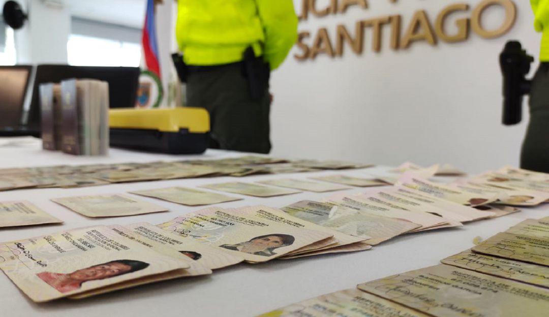 Según la Policía, muchos de estos documentos falsos pueden ser utilizados para favorecer el tráfico de migrantes. Según la Policía, muchos de estos documentos falsos pueden ser utilizados para favorecer el tráfico de migrantes.