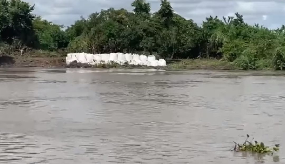 En las últimas horas se llevó a cabo la postura de sacos big bags con la ayuda de maquinaria amarilla En las últimas horas se llevó a cabo la postura de sacos big bags con la ayuda de maquinaria amarilla