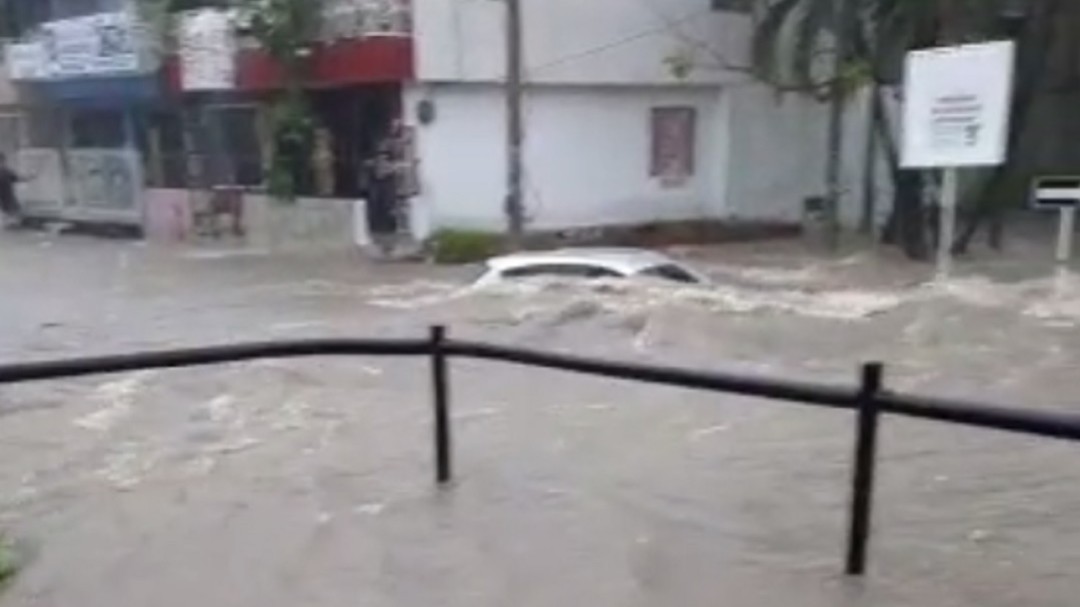 VIDEO: Vehículo que era arrastrado por arroyo fue rescatado en Cartagena