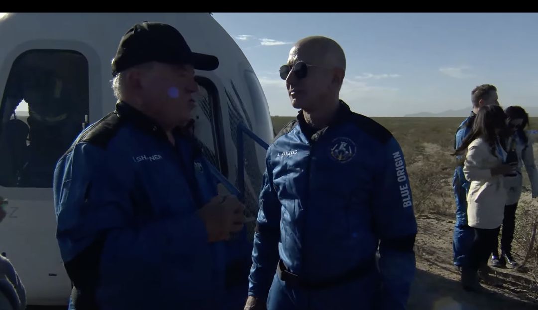 El actor William Shatner y Jeff Bezos El actor William Shatner y Jeff Bezos