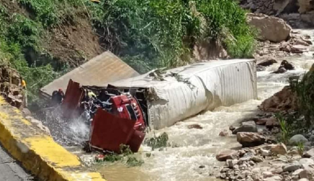 Tractomula cae a una quebrada Tractomula cae a una quebrada