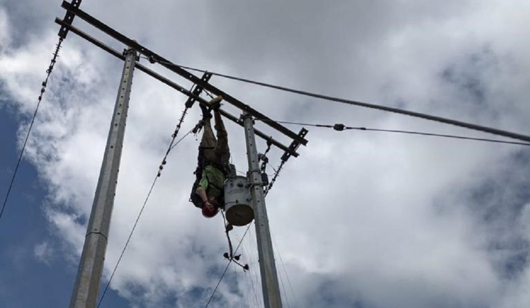 Paracaidista que chocó contra las cuerdas de energía. Paracaidista que chocó contra las cuerdas de energía.
