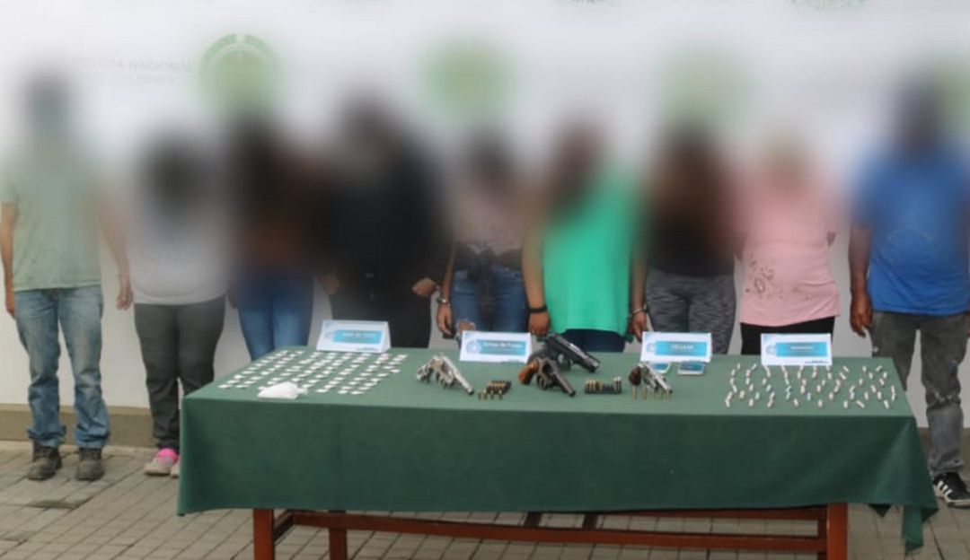 Entre los capturados también se encuentran alias “Patricia” y “Cataleya”, madre e hijo; “norles” y “Samir”, transportadores de estupefacientes. Entre los capturados también se encuentran alias “Patricia” y “Cataleya”, madre e hijo; “norles” y “Samir”, transportadores de estupefacientes.