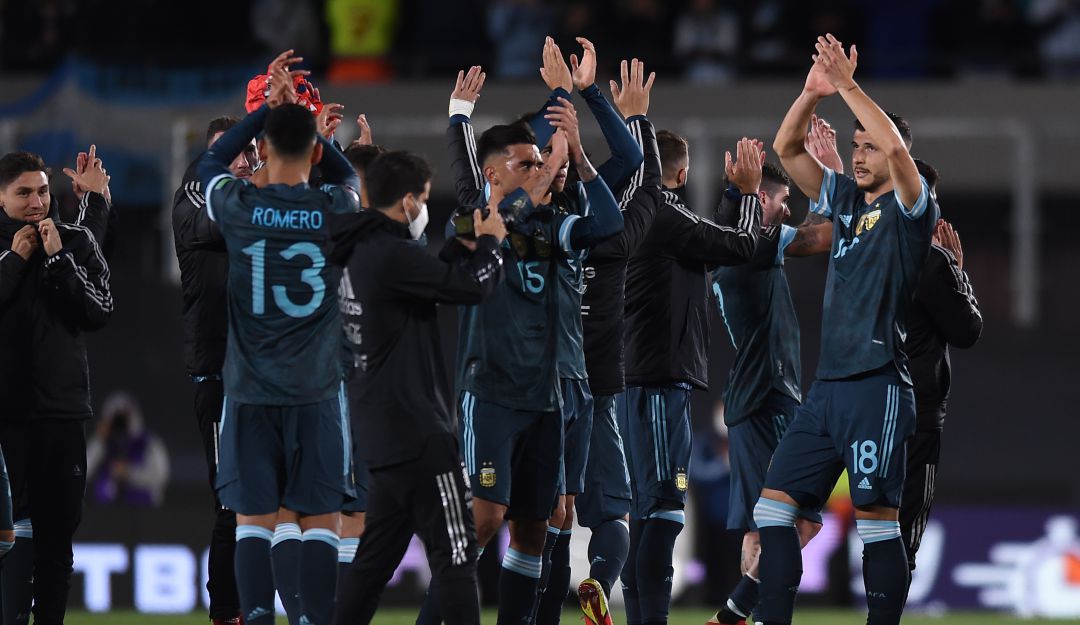 Los jugadores de Argentina festejan el triunfo sobre Perú. Los jugadores de Argentina festejan el triunfo sobre Perú.