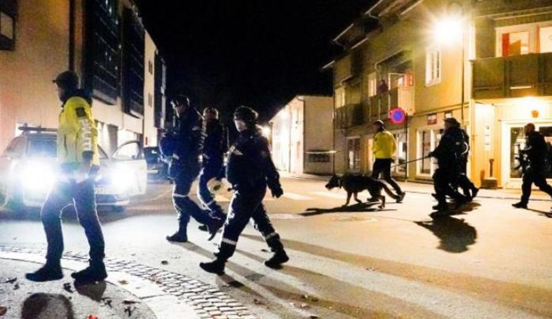 Autoridades noruegas hacen una ronda en la ciudad de Kongsberg. Autoridades noruegas hacen una ronda en la ciudad de Kongsberg.