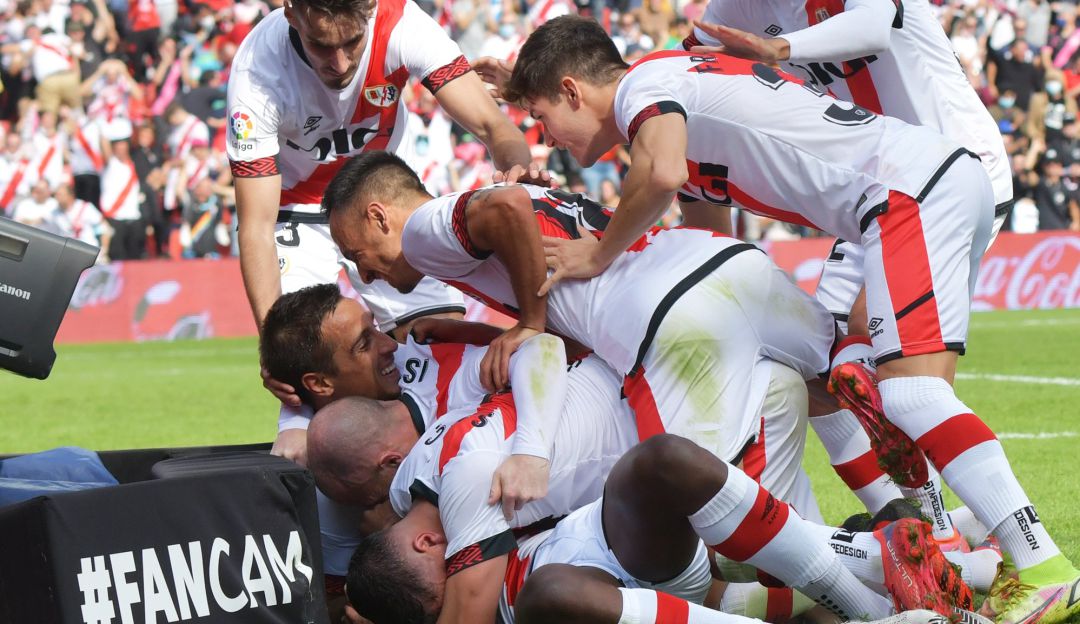 Los jugadores del Rayo Vallecano festejan el gol del triunfo de Randy Nteka. Los jugadores del Rayo Vallecano festejan el gol del triunfo de Randy Nteka.