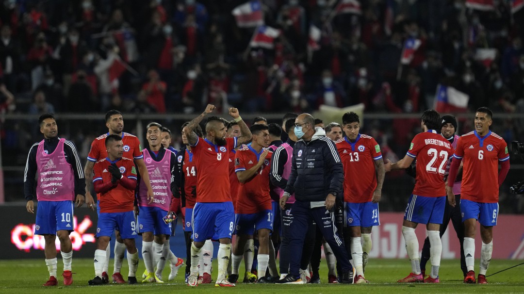 FIFA multa a Chile por comportamiento discriminatorio de sus hinchas