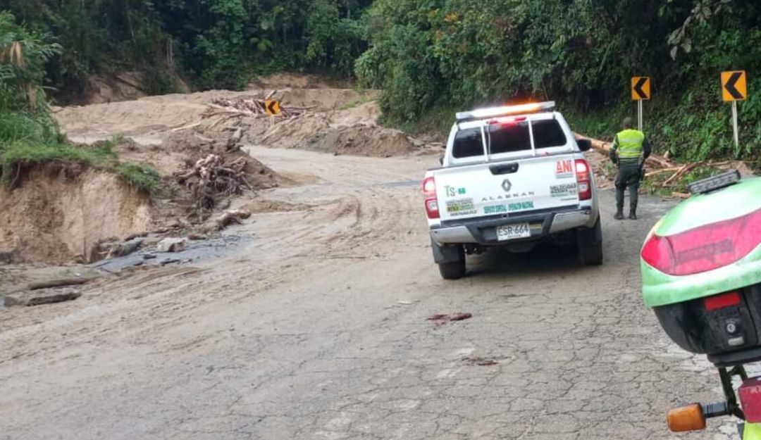 Derrumbe en la Vía Mocoa -Pitalito km 60+300 Derrumbe en la Vía Mocoa -Pitalito km 60+300