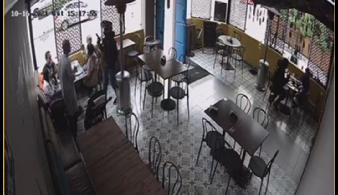 Delincuentes en moto roban comensales de restaurante en el parque de la 93 Delincuentes en moto roban comensales de restaurante en el parque de la 93