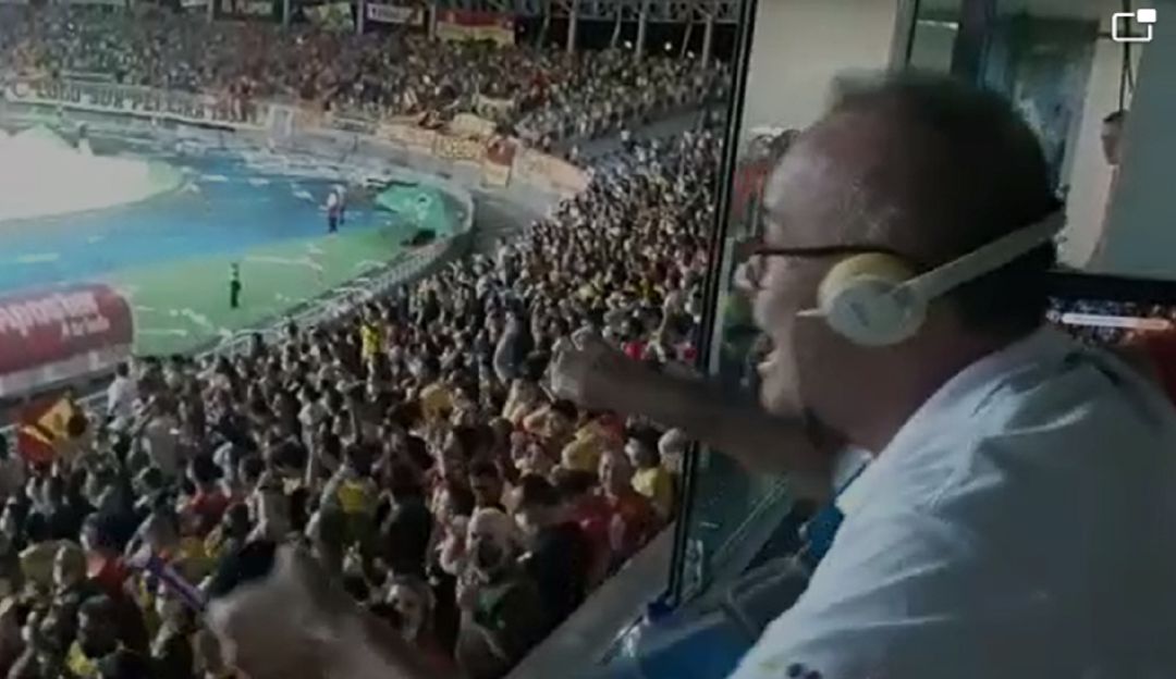 Los hinchas del Pereira festejan junto al 'Tato' Sanint el tercer gol de su equipo. Los hinchas del Pereira festejan junto al 'Tato' Sanint el tercer gol de su equipo.