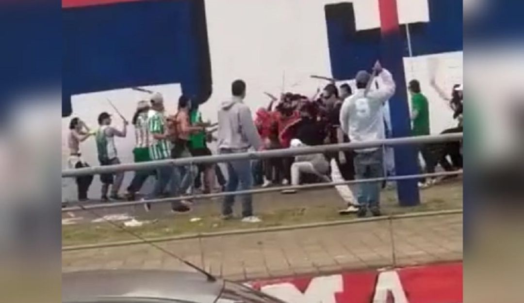 Enfrentamiento de hinchas previo al clásico paisa. Enfrentamiento de hinchas previo al clásico paisa.