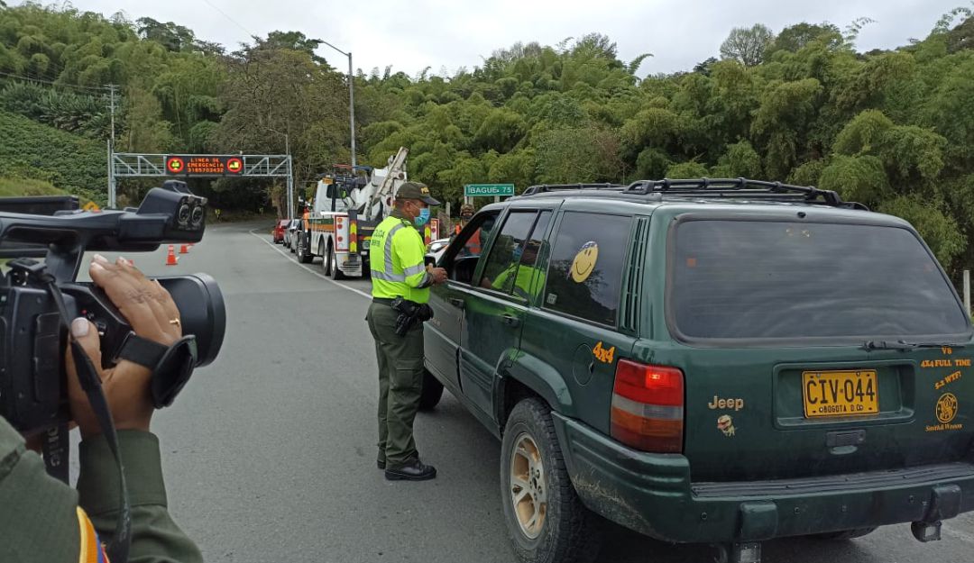 Sector de Versalles en Calarcá en el inicio de la vía la línea con máximos controles Sector de Versalles en Calarcá en el inicio de la vía la línea con máximos controles