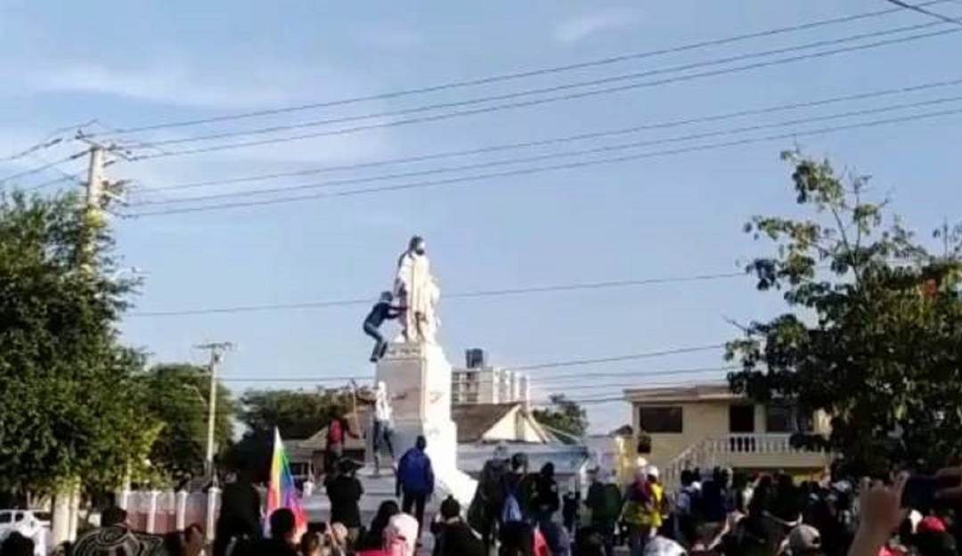 Estatua de Cristóbal Colón que fue derribada. Captura de video Estatua de Cristóbal Colón que fue derribada. Captura de video