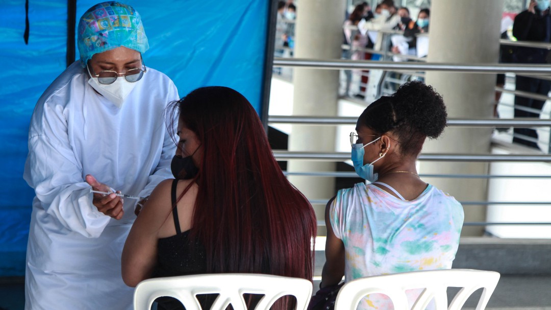 Conozca dónde pueden vacunarse contra el COVID-19 padres e hijos