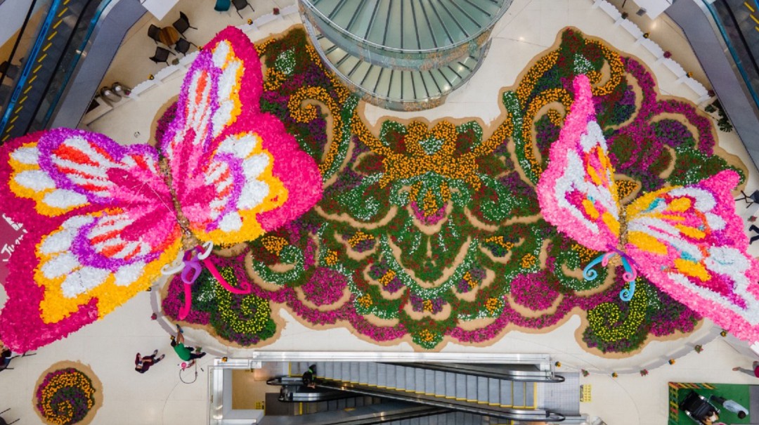 El Centro Comercial Santafé se viste de colores con más de 100.000 flores