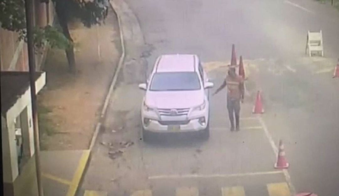 El vehículo cargado con explosivos entra a la Brigada 30 luego de una inspección de la guardia. El vehículo cargado con explosivos entra a la Brigada 30 luego de una inspección de la guardia.