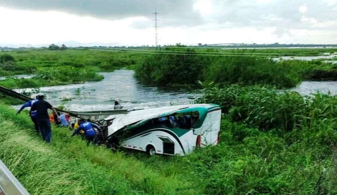 El automotor chocó con un tractocamión y se salió de la vía El automotor chocó con un tractocamión y se salió de la vía