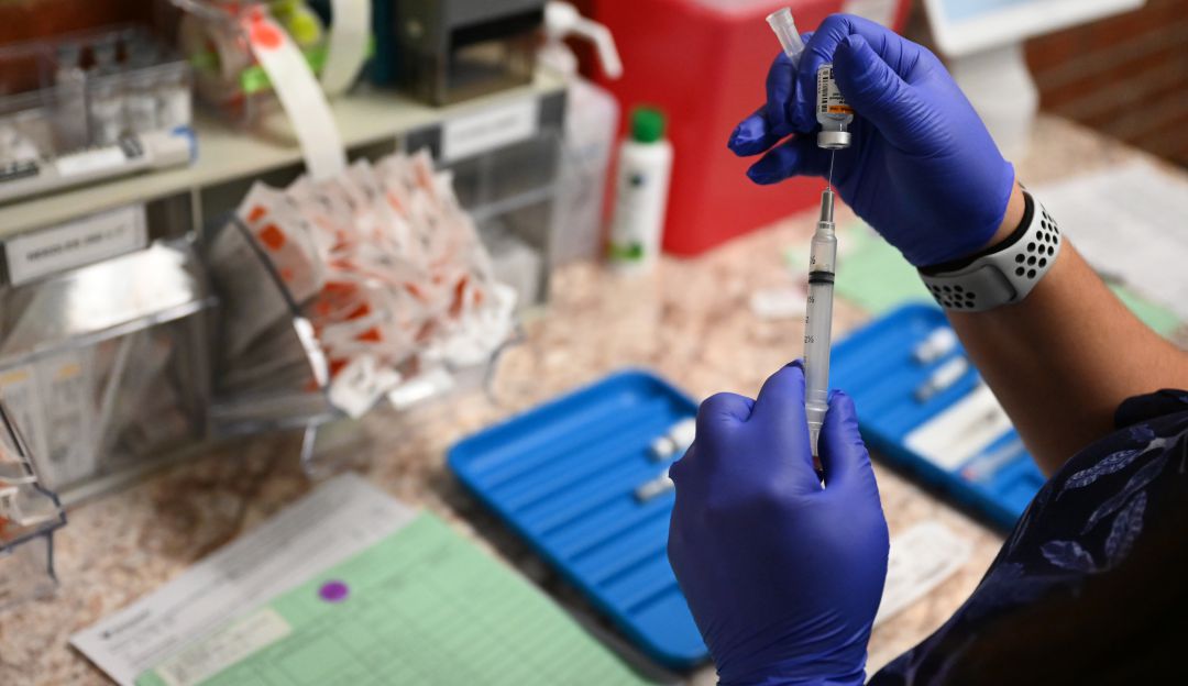 De ser autorizado, las personas podrán recibir la dosis de diferente farmacéutica de las inyecciones que les fueron aplicadas originalmente. De ser autorizado, las personas podrán recibir la dosis de diferente farmacéutica de las inyecciones que les fueron aplicadas originalmente.
