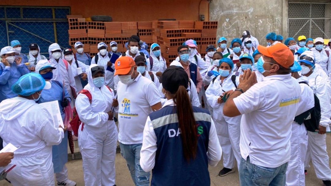Toma El Pozón con control larvario y educación contra el dengue