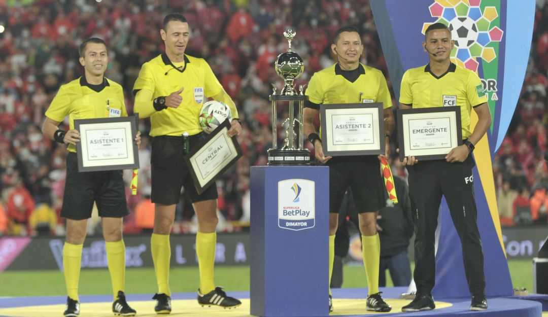 Wilmar Roldán, árbitro de la Superliga, reconocido al final del juego. Wilmar Roldán, árbitro de la Superliga, reconocido al final del juego.
