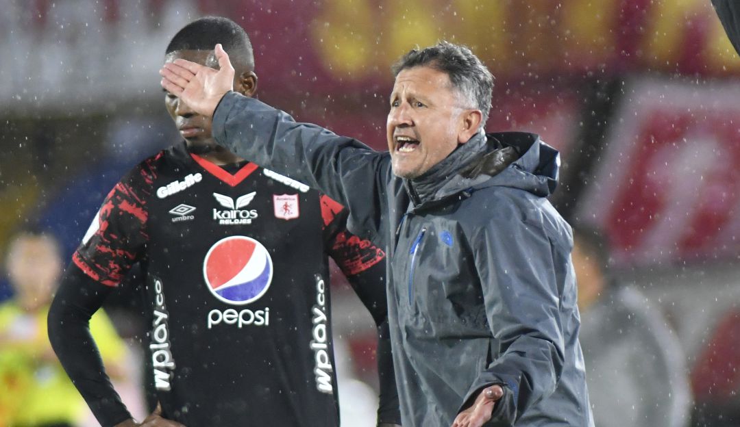 Juan Carlos Osorio da indicaciones a sus dirigidos durante el juego de la Superliga en El Campín. Juan Carlos Osorio da indicaciones a sus dirigidos durante el juego de la Superliga en El Campín.