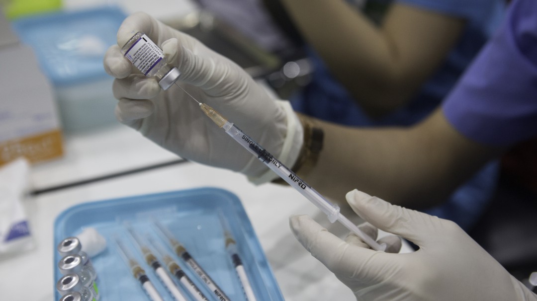 Tercera dosis de vacuna de Pfizer contra COVID-19 tiene eficacia de 95,6%